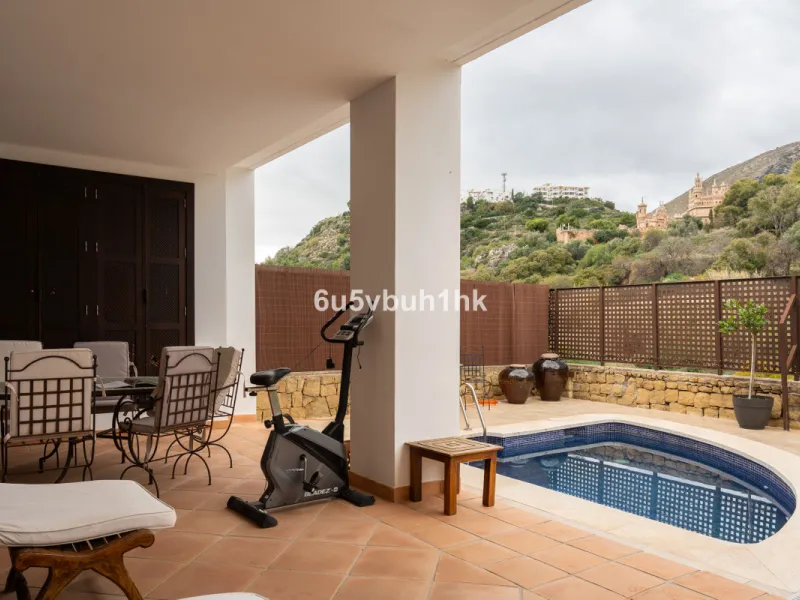 House - Semi-Detached House в продаже в Benalmadena, Málaga. В доме 3 спален и 2 ванных комнат. Площадь дома 285 м². Площадь участка 467 м²