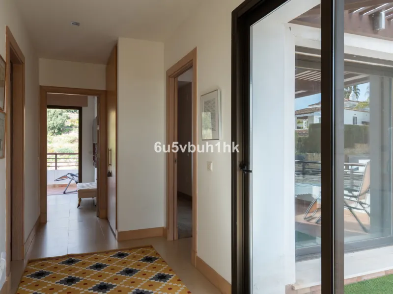 House - Semi-Detached House в продаже в Benalmadena, Málaga. В доме 3 спален и 2 ванных комнат. Площадь дома 285 м². Площадь участка 467 м²