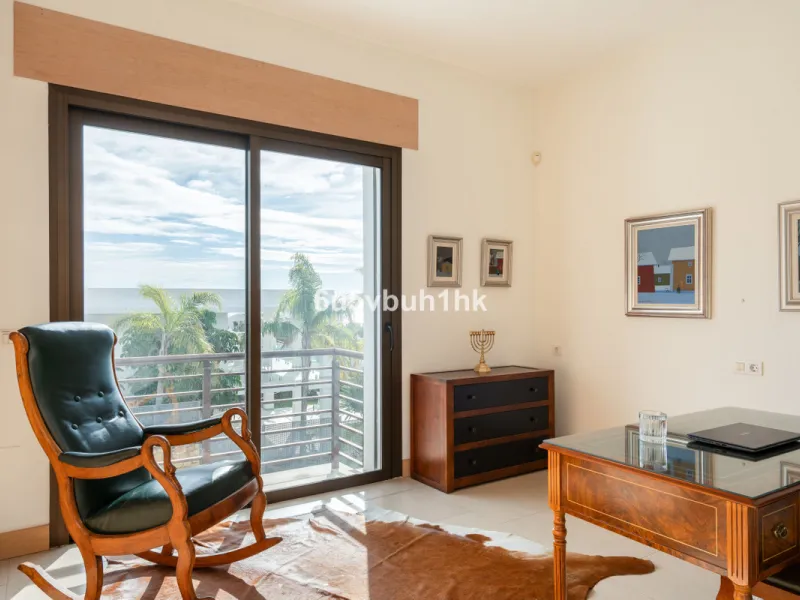 House - Semi-Detached House в продаже в Benalmadena, Málaga. В доме 3 спален и 2 ванных комнат. Площадь дома 285 м². Площадь участка 467 м²