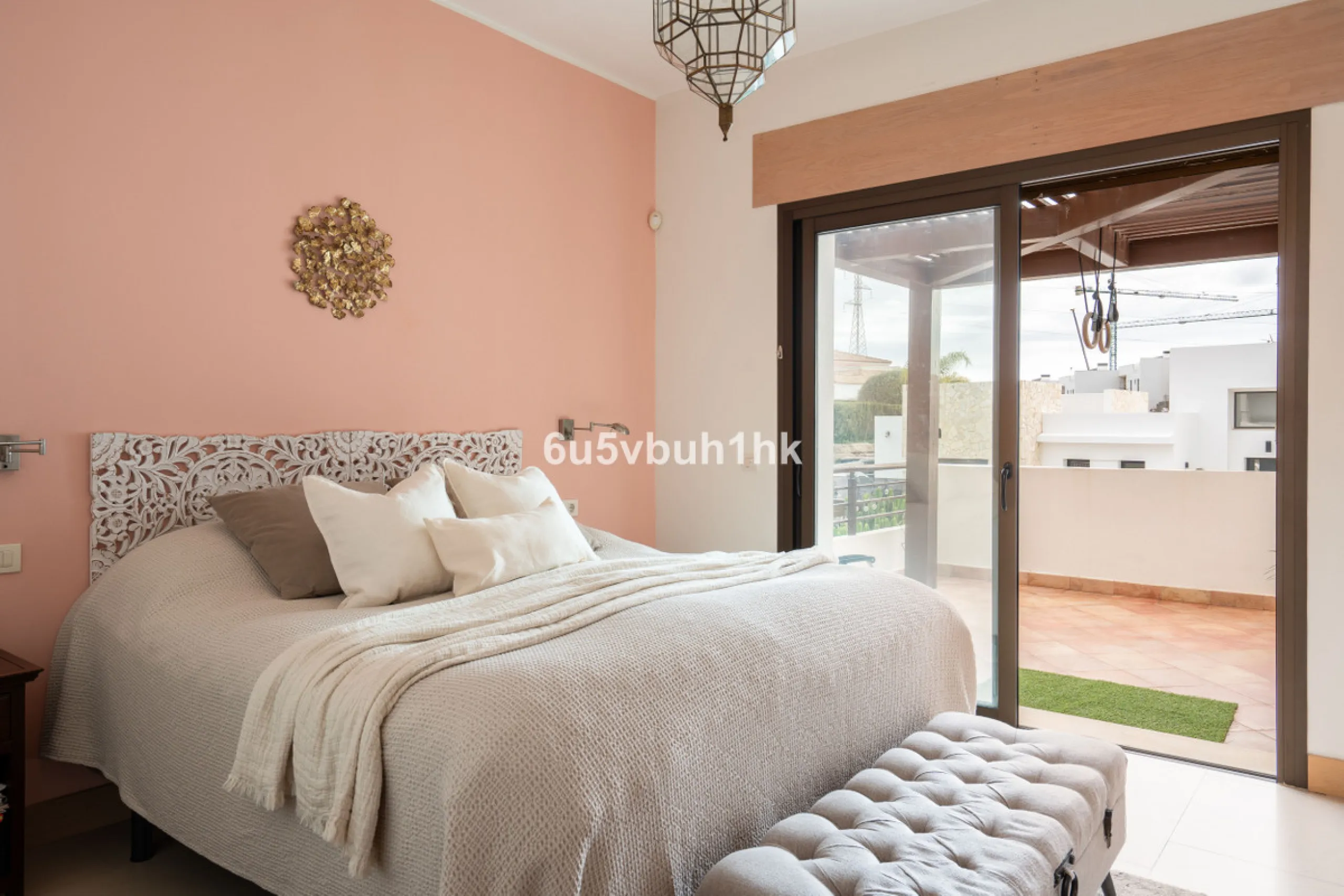 House - Semi-Detached House в продаже в Benalmadena, Málaga. В доме 3 спален и 2 ванных комнат. Площадь дома 285 м². Площадь участка 467 м²