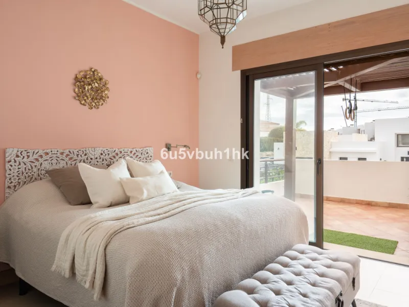 House - Semi-Detached House в продаже в Benalmadena, Málaga. В доме 3 спален и 2 ванных комнат. Площадь дома 285 м². Площадь участка 467 м²