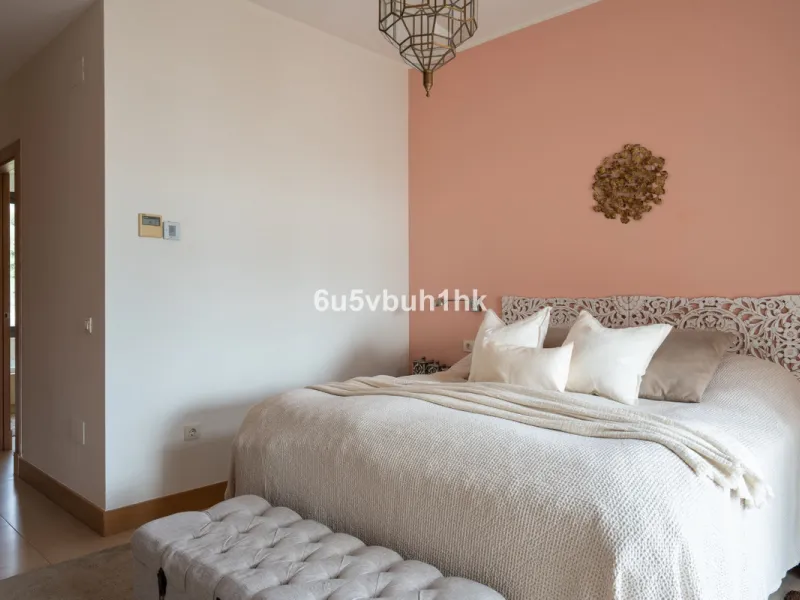 House - Semi-Detached House в продаже в Benalmadena, Málaga. В доме 3 спален и 2 ванных комнат. Площадь дома 285 м². Площадь участка 467 м²