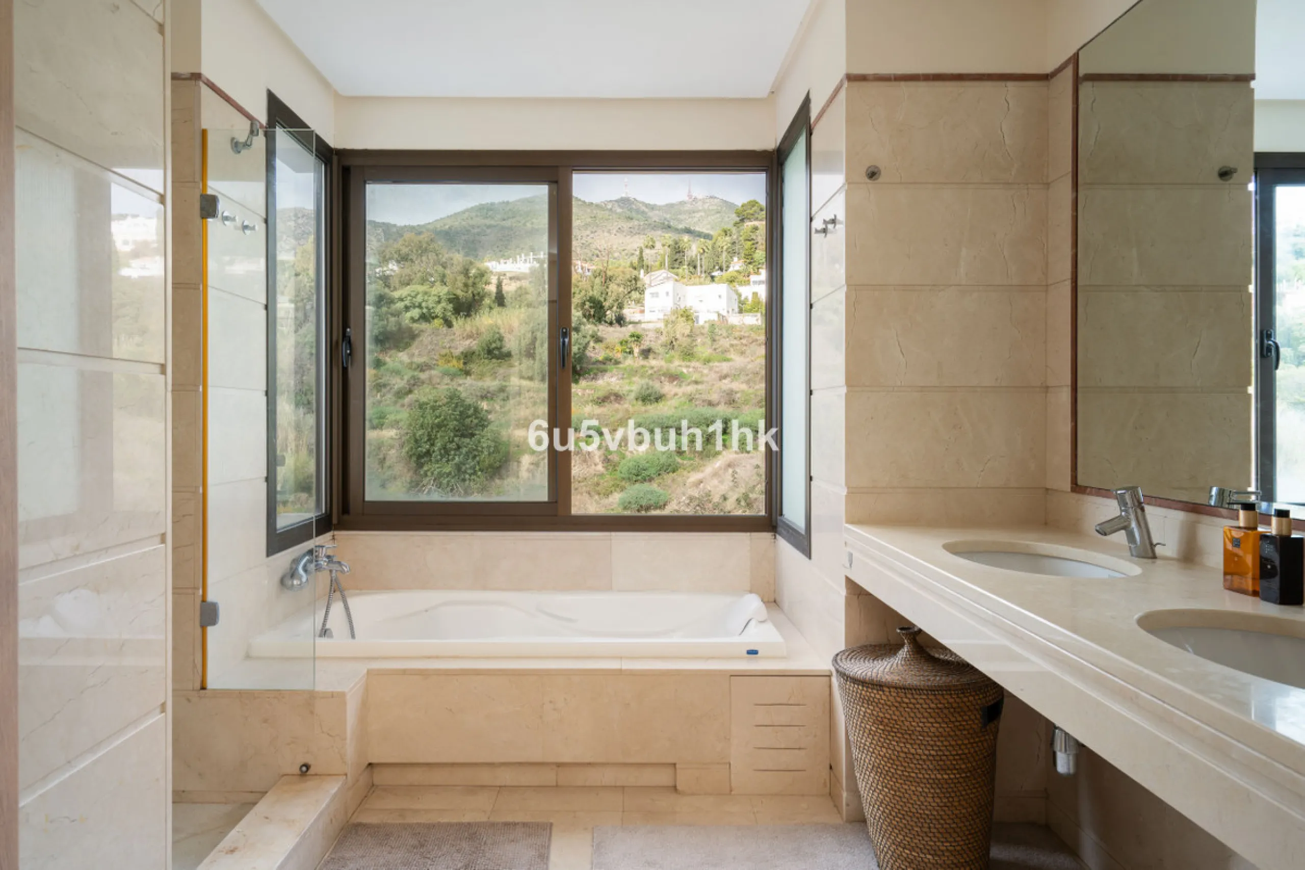 House - Semi-Detached House в продаже в Benalmadena, Málaga. В доме 3 спален и 2 ванных комнат. Площадь дома 285 м². Площадь участка 467 м²