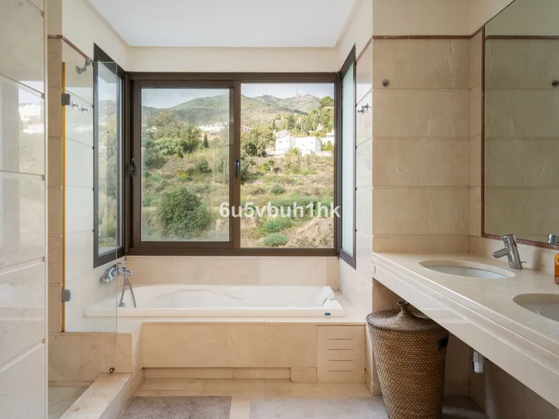 House - Semi-Detached House в продаже в Benalmadena, Málaga. В доме 3 спален и 2 ванных комнат. Площадь дома 285 м². Площадь участка 467 м²