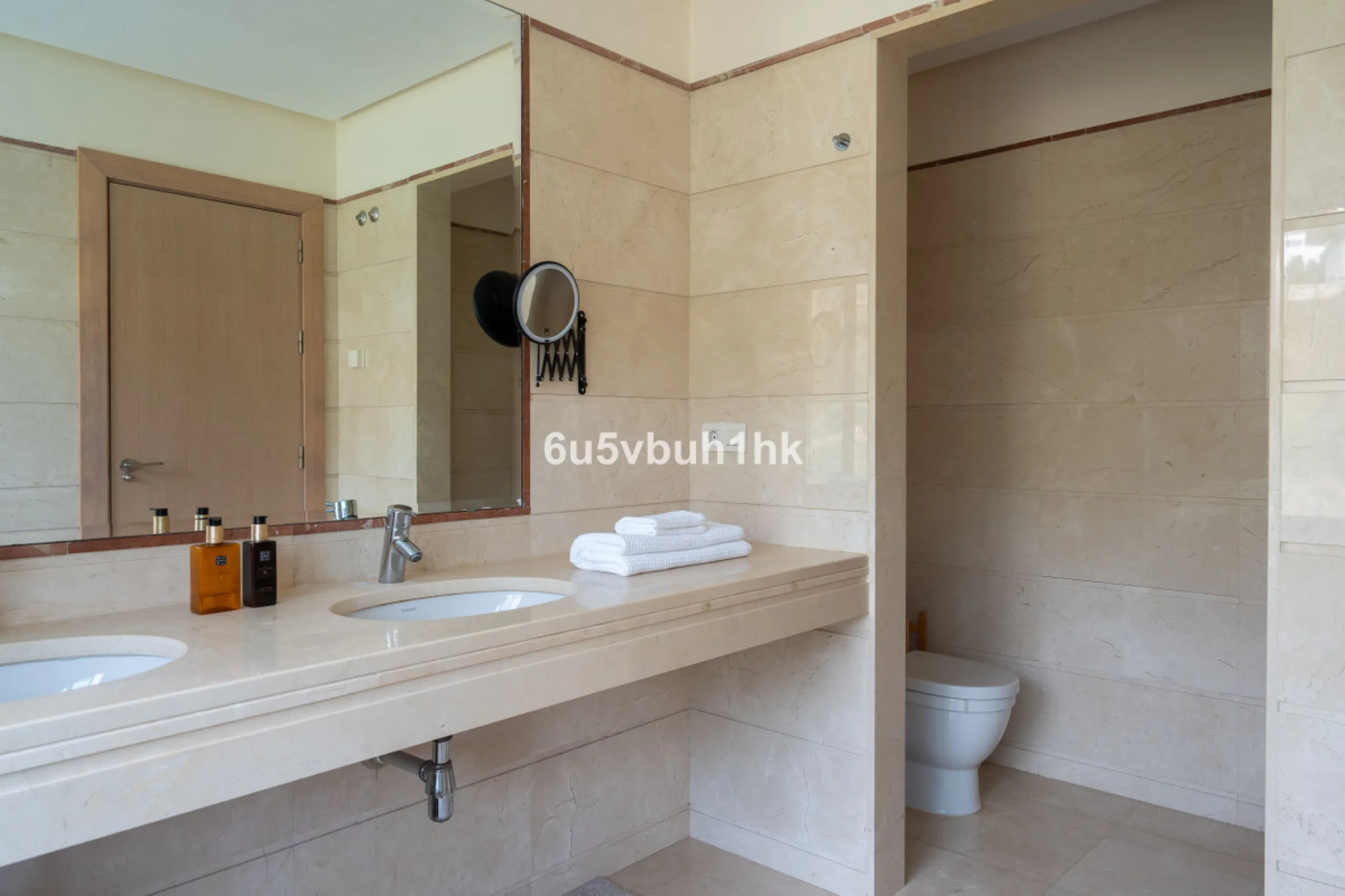 House - Semi-Detached House в продаже в Benalmadena, Málaga. В доме 3 спален и 2 ванных комнат. Площадь дома 285 м². Площадь участка 467 м²