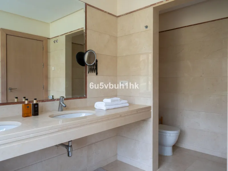 House - Semi-Detached House в продаже в Benalmadena, Málaga. В доме 3 спален и 2 ванных комнат. Площадь дома 285 м². Площадь участка 467 м²