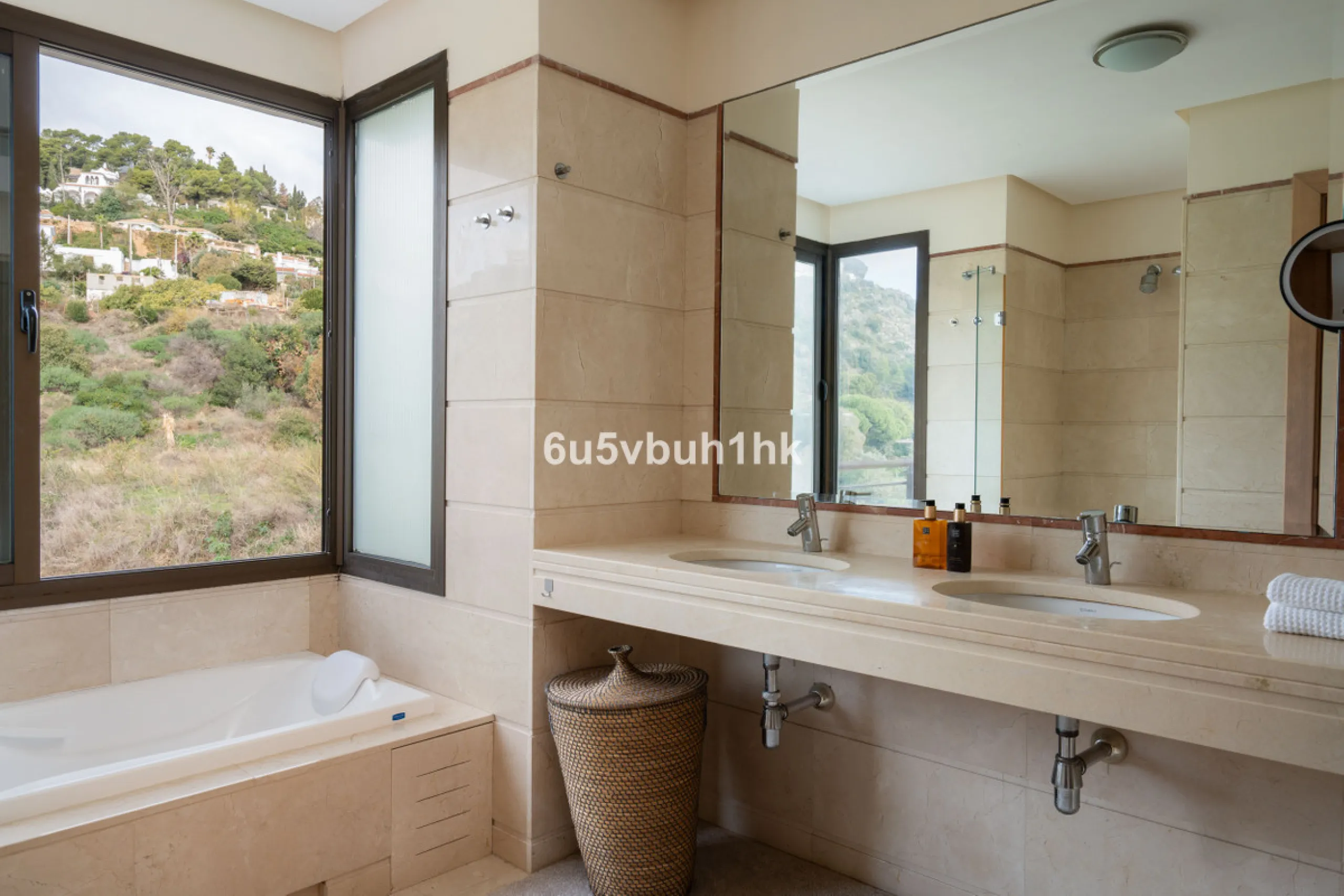 House - Semi-Detached House в продаже в Benalmadena, Málaga. В доме 3 спален и 2 ванных комнат. Площадь дома 285 м². Площадь участка 467 м²