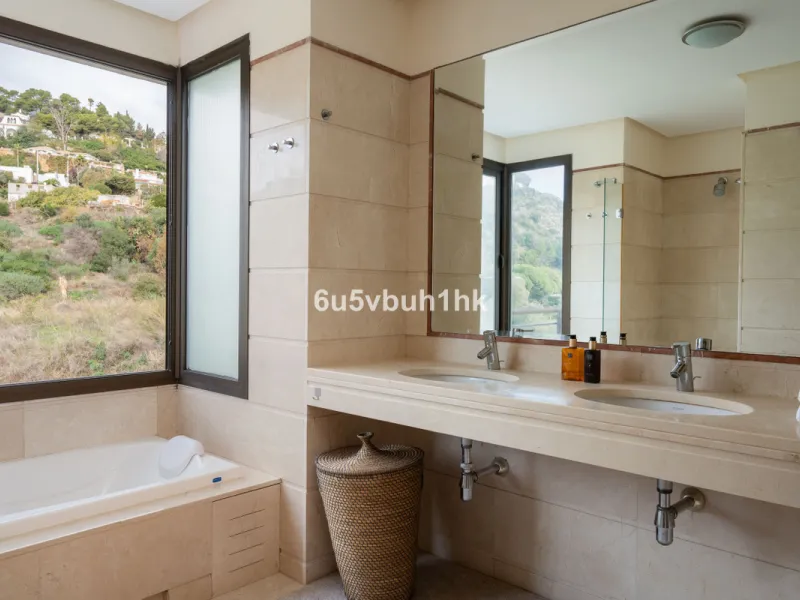 House - Semi-Detached House в продаже в Benalmadena, Málaga. В доме 3 спален и 2 ванных комнат. Площадь дома 285 м². Площадь участка 467 м²