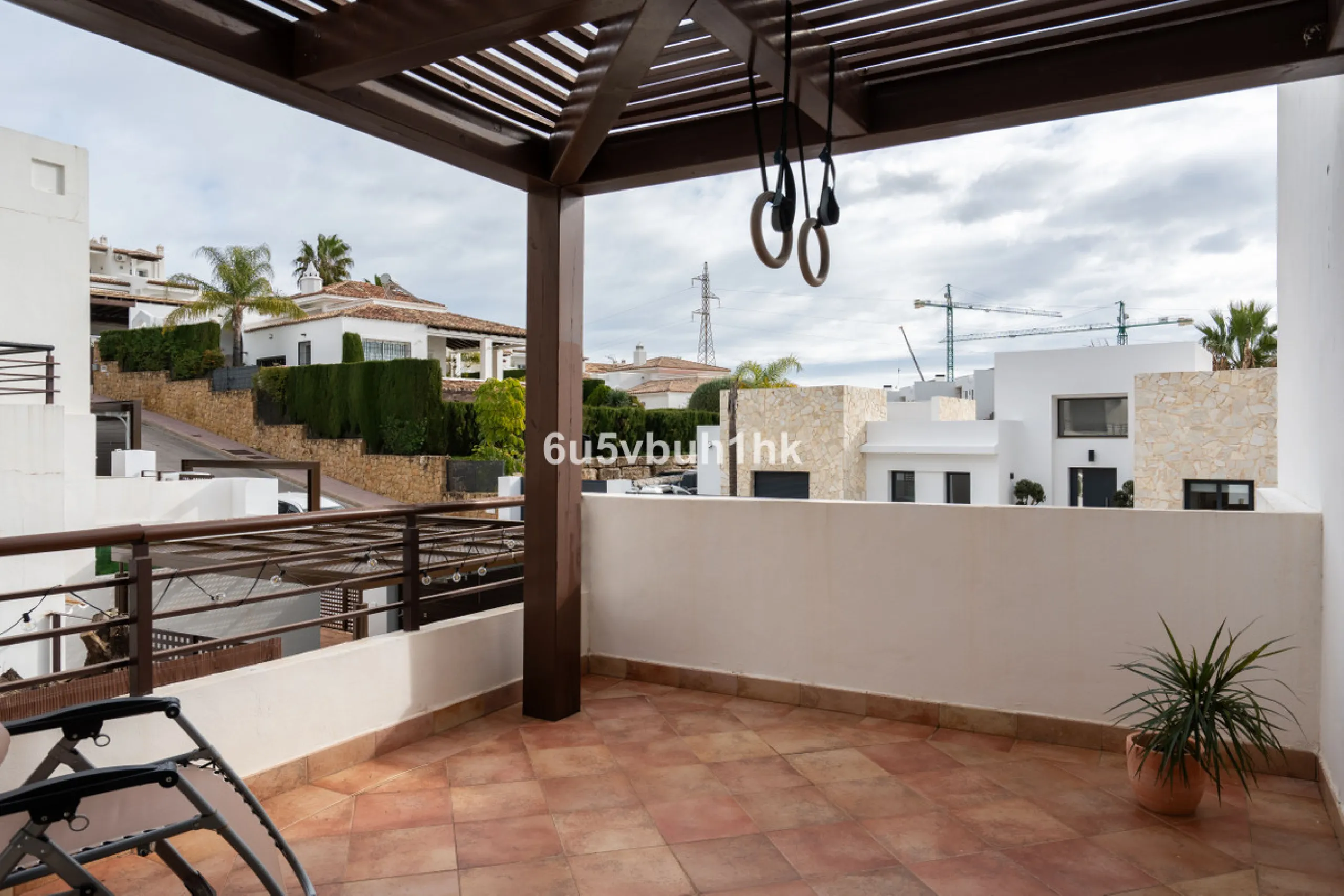 House - Semi-Detached House в продаже в Benalmadena, Málaga. В доме 3 спален и 2 ванных комнат. Площадь дома 285 м². Площадь участка 467 м²