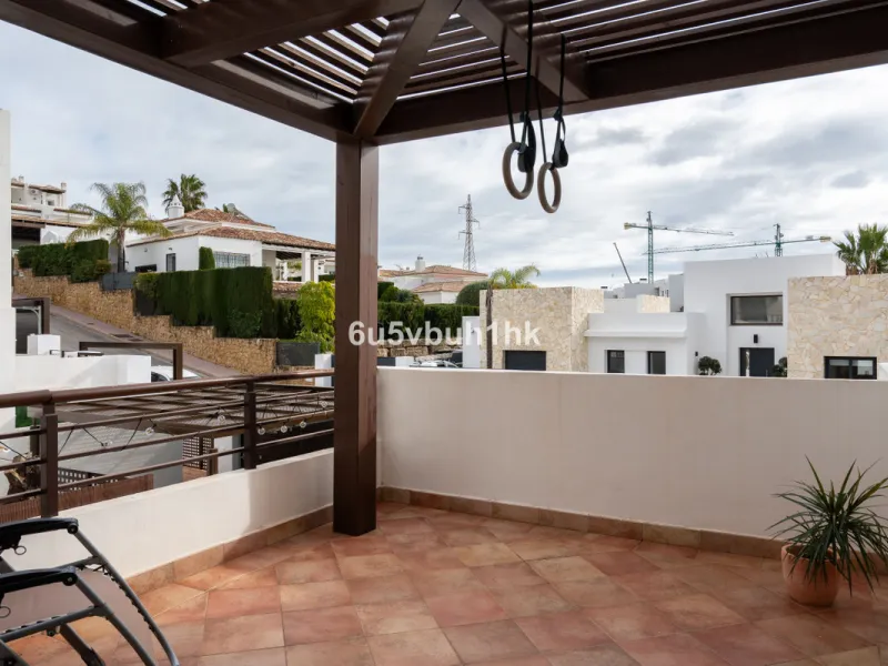 House - Semi-Detached House в продаже в Benalmadena, Málaga. В доме 3 спален и 2 ванных комнат. Площадь дома 285 м². Площадь участка 467 м²