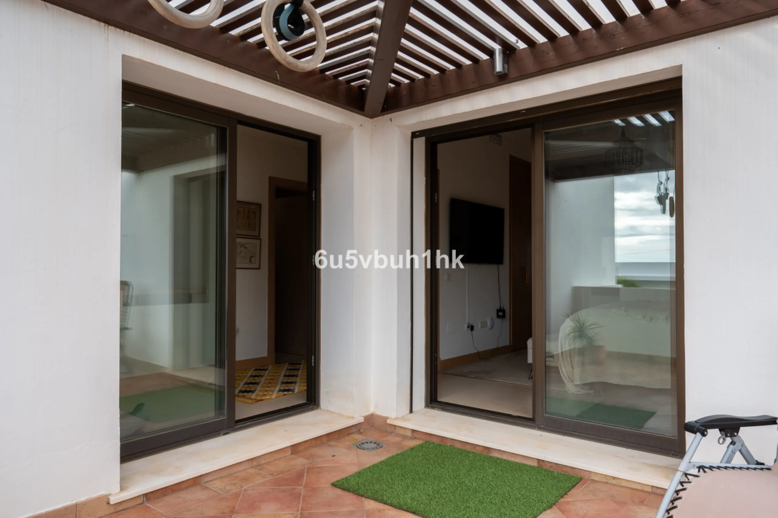 House - Semi-Detached House в продаже в Benalmadena, Málaga. В доме 3 спален и 2 ванных комнат. Площадь дома 285 м². Площадь участка 467 м²