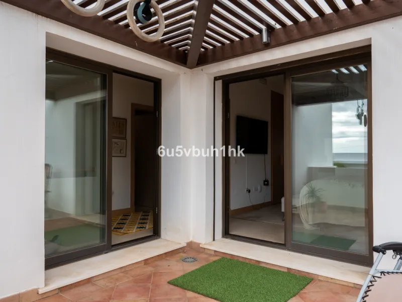 House - Semi-Detached House в продаже в Benalmadena, Málaga. В доме 3 спален и 2 ванных комнат. Площадь дома 285 м². Площадь участка 467 м²