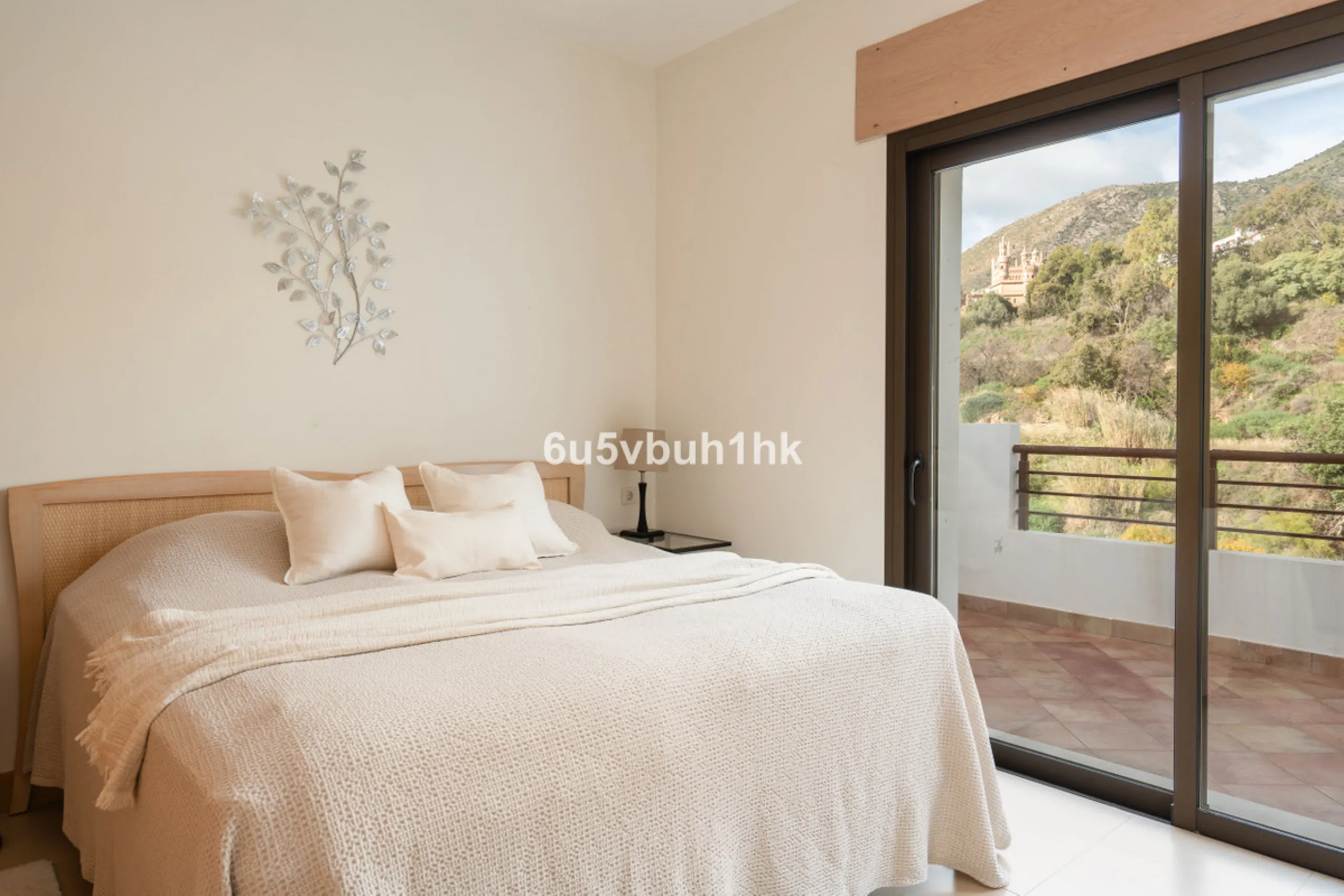 House - Semi-Detached House в продаже в Benalmadena, Málaga. В доме 3 спален и 2 ванных комнат. Площадь дома 285 м². Площадь участка 467 м²