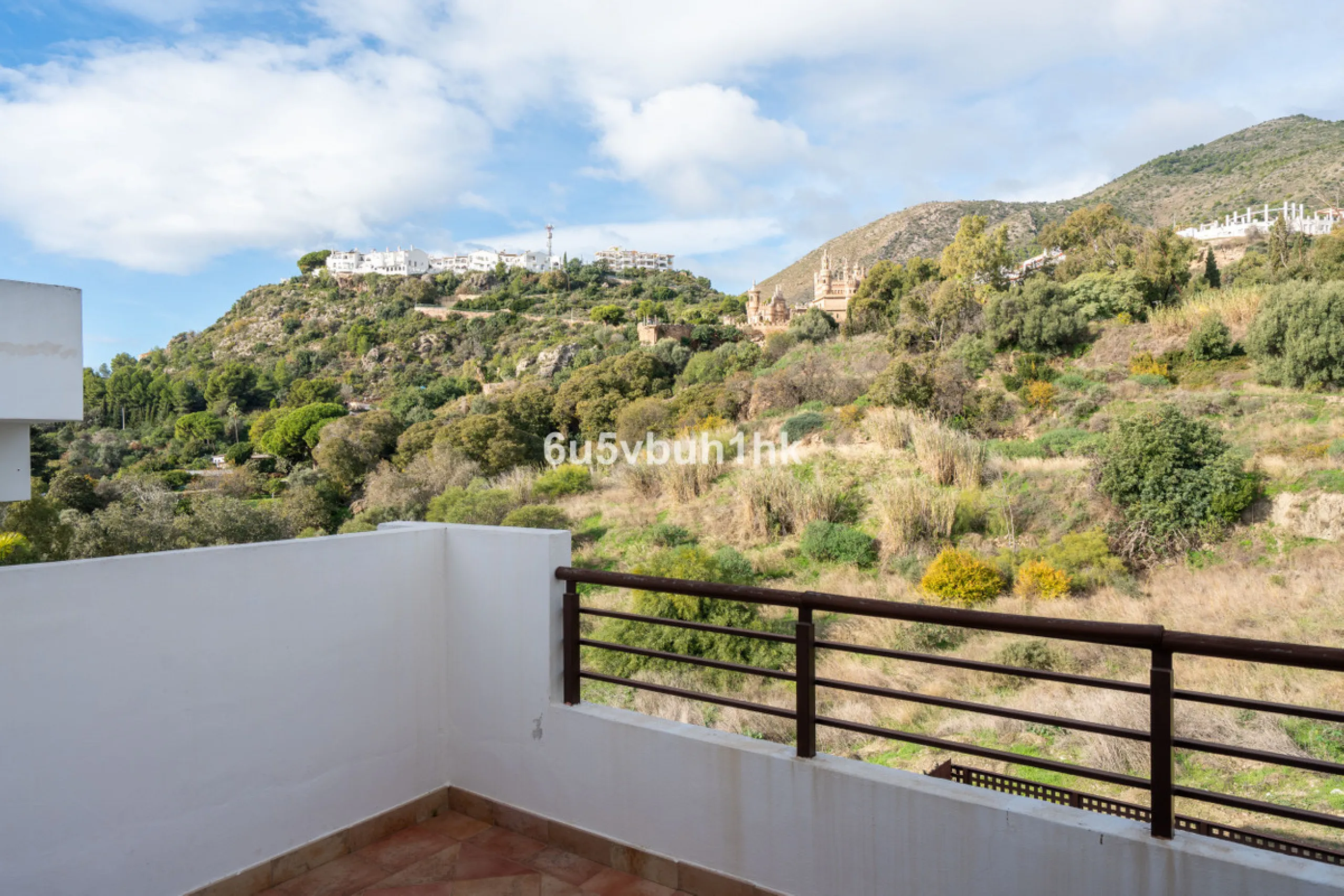 House - Semi-Detached House в продаже в Benalmadena, Málaga. В доме 3 спален и 2 ванных комнат. Площадь дома 285 м². Площадь участка 467 м²