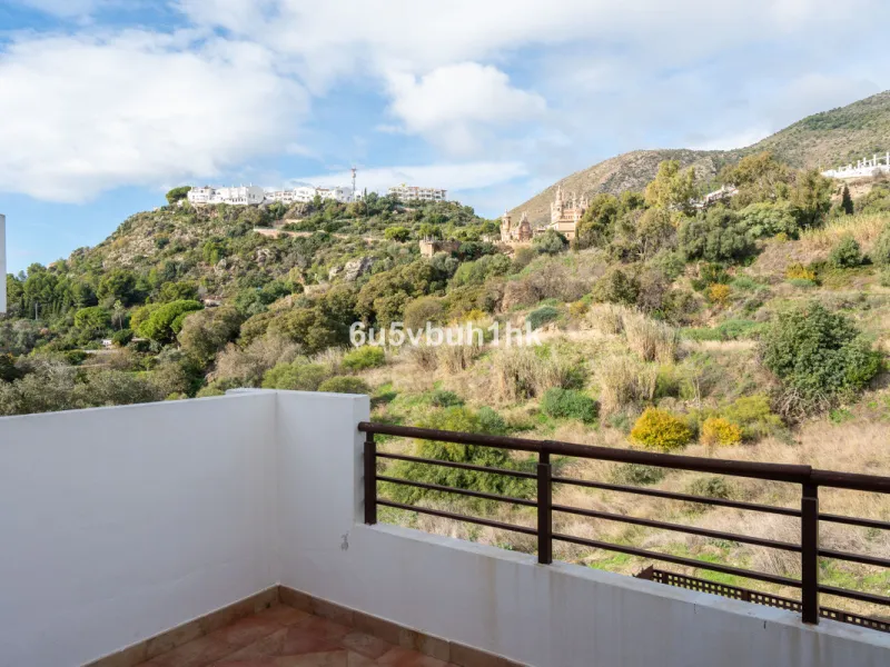 House - Semi-Detached House в продаже в Benalmadena, Málaga. В доме 3 спален и 2 ванных комнат. Площадь дома 285 м². Площадь участка 467 м²