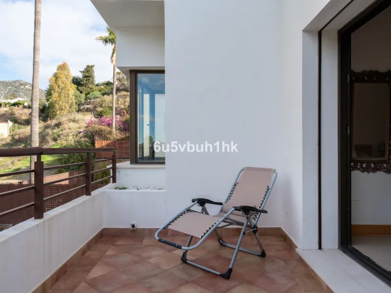 House - Semi-Detached House в продаже в Benalmadena, Málaga. В доме 3 спален и 2 ванных комнат. Площадь дома 285 м². Площадь участка 467 м²