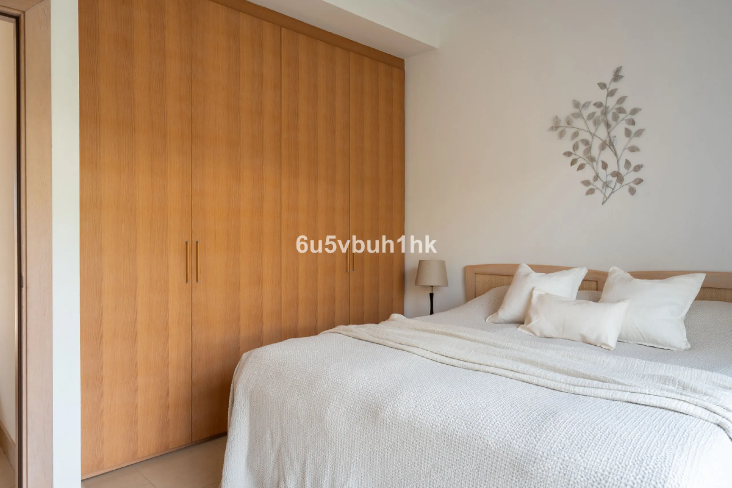 House - Semi-Detached House в продаже в Benalmadena, Málaga. В доме 3 спален и 2 ванных комнат. Площадь дома 285 м². Площадь участка 467 м²