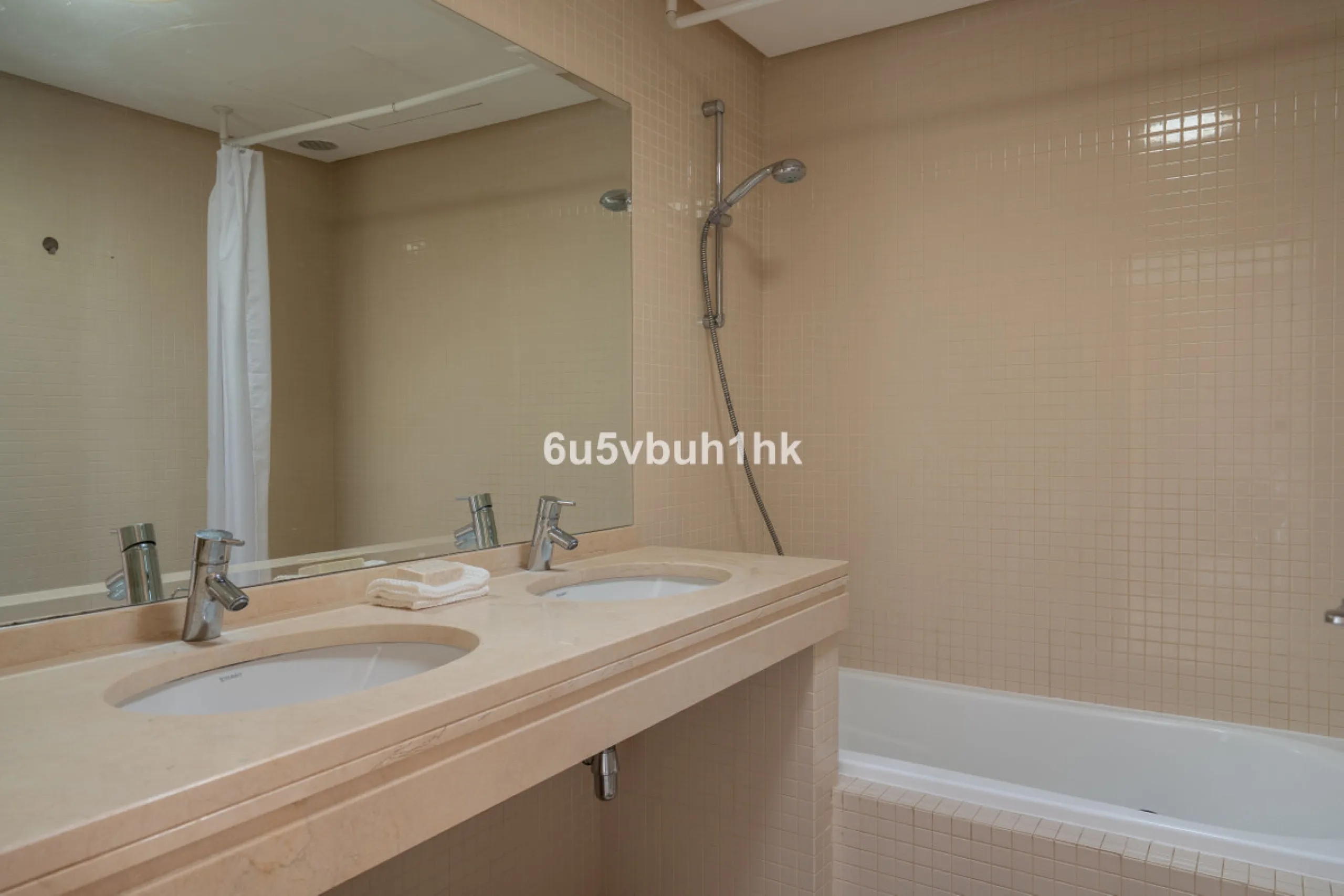 House - Semi-Detached House в продаже в Benalmadena, Málaga. В доме 3 спален и 2 ванных комнат. Площадь дома 285 м². Площадь участка 467 м²