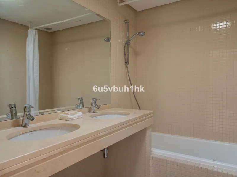 House - Semi-Detached House в продаже в Benalmadena, Málaga. В доме 3 спален и 2 ванных комнат. Площадь дома 285 м². Площадь участка 467 м²