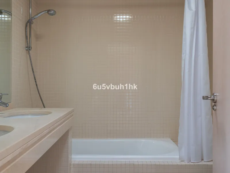 House - Semi-Detached House в продаже в Benalmadena, Málaga. В доме 3 спален и 2 ванных комнат. Площадь дома 285 м². Площадь участка 467 м²