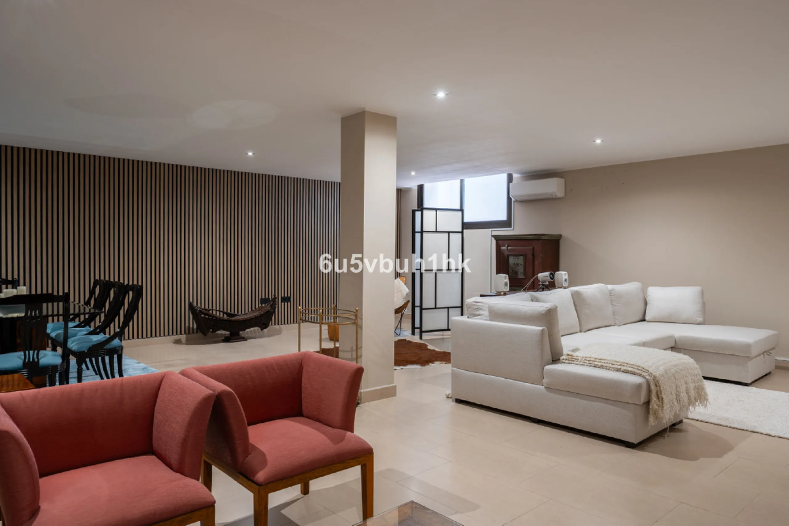 House - Semi-Detached House в продаже в Benalmadena, Málaga. В доме 3 спален и 2 ванных комнат. Площадь дома 285 м². Площадь участка 467 м²