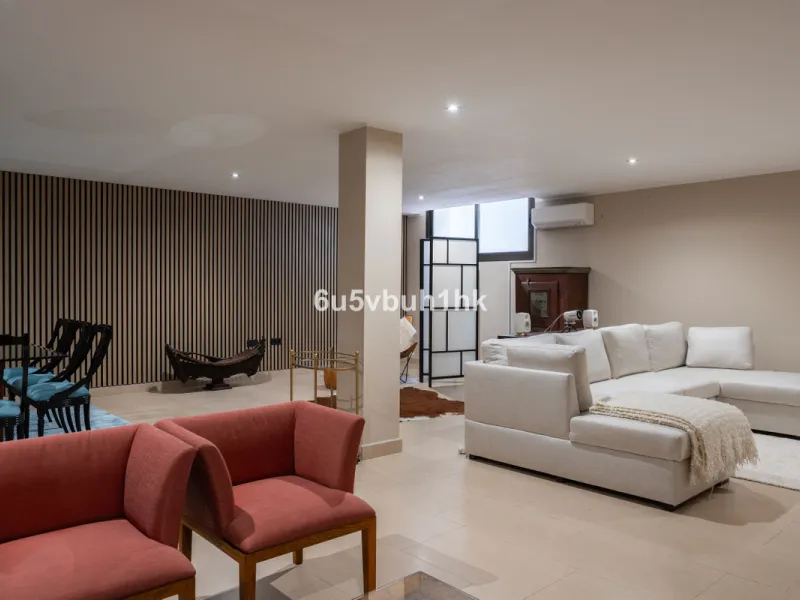 House - Semi-Detached House в продаже в Benalmadena, Málaga. В доме 3 спален и 2 ванных комнат. Площадь дома 285 м². Площадь участка 467 м²