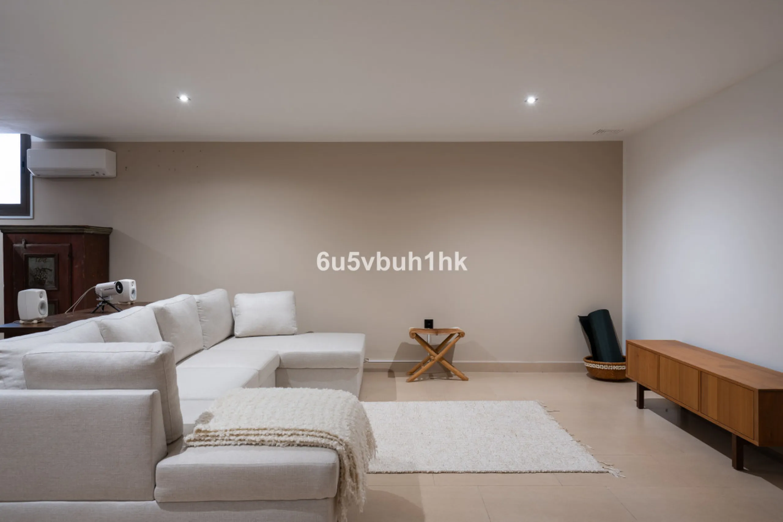 House - Semi-Detached House в продаже в Benalmadena, Málaga. В доме 3 спален и 2 ванных комнат. Площадь дома 285 м². Площадь участка 467 м²
