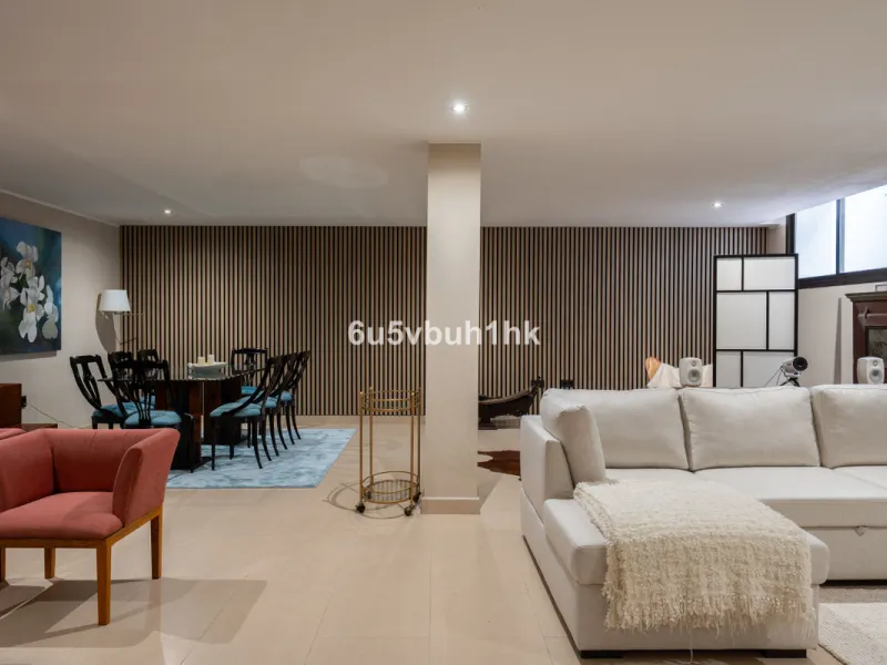 House - Semi-Detached House в продаже в Benalmadena, Málaga. В доме 3 спален и 2 ванных комнат. Площадь дома 285 м². Площадь участка 467 м²