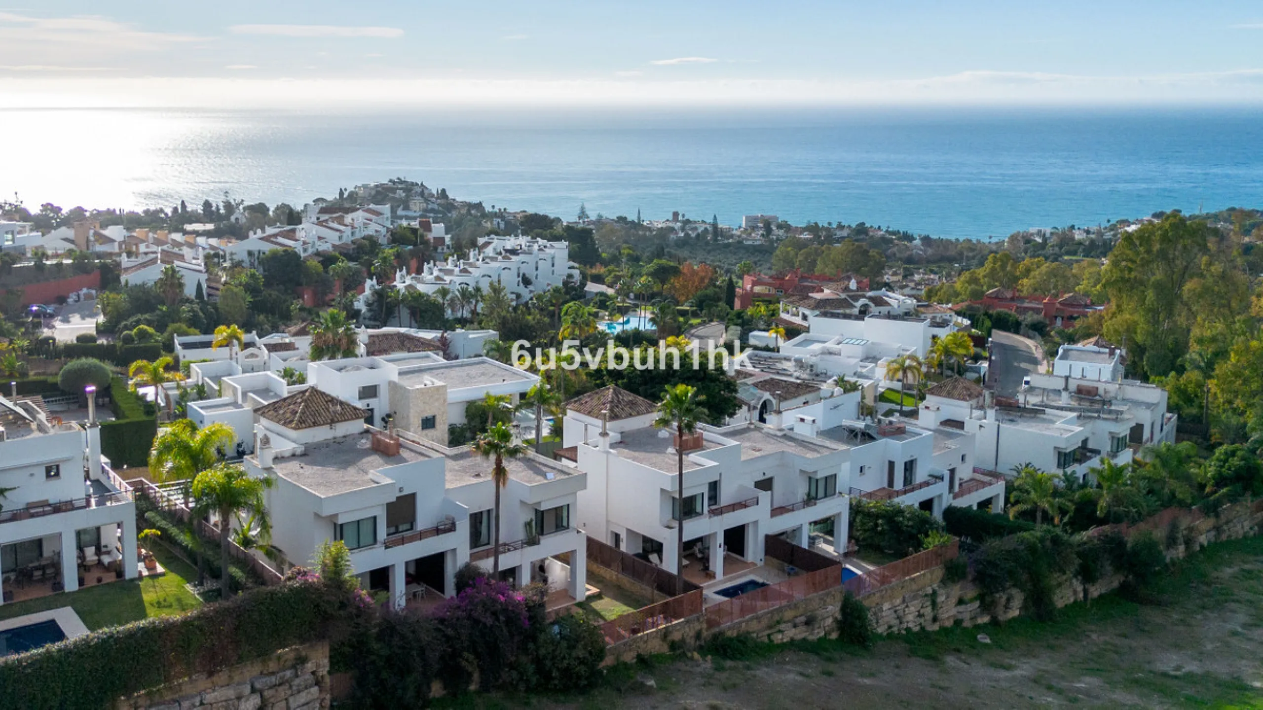 House - Semi-Detached House в продаже в Benalmadena, Málaga. В доме 3 спален и 2 ванных комнат. Площадь дома 285 м². Площадь участка 467 м²