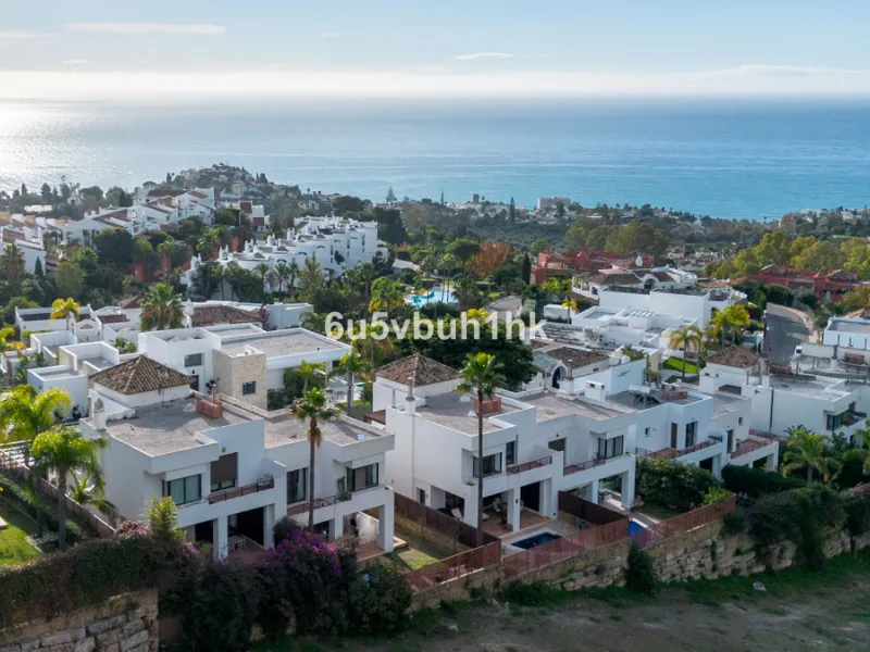 House - Semi-Detached House в продаже в Benalmadena, Málaga. В доме 3 спален и 2 ванных комнат. Площадь дома 285 м². Площадь участка 467 м²
