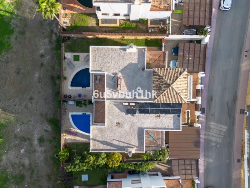 House - Semi-Detached House в продаже в Benalmadena, Málaga. В доме 3 спален и 2 ванных комнат. Площадь дома 285 м². Площадь участка 467 м²
