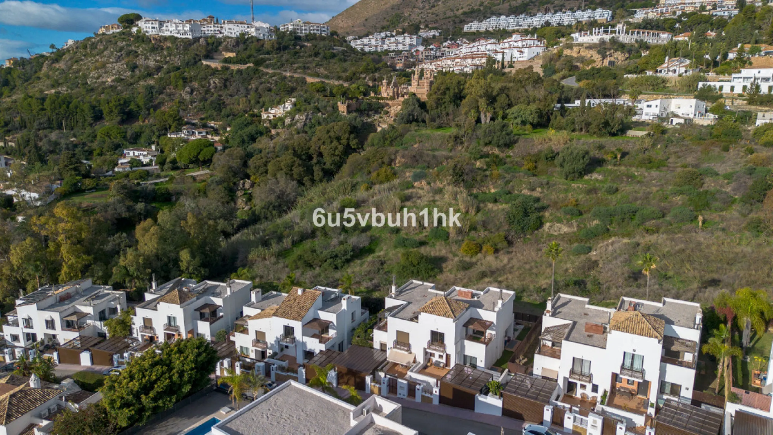 House - Semi-Detached House в продаже в Benalmadena, Málaga. В доме 3 спален и 2 ванных комнат. Площадь дома 285 м². Площадь участка 467 м²
