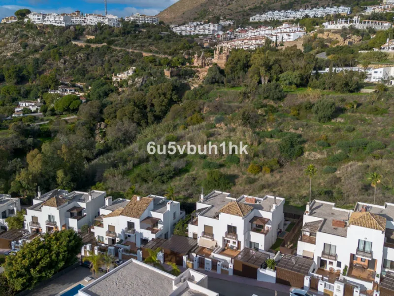 House - Semi-Detached House в продаже в Benalmadena, Málaga. В доме 3 спален и 2 ванных комнат. Площадь дома 285 м². Площадь участка 467 м²
