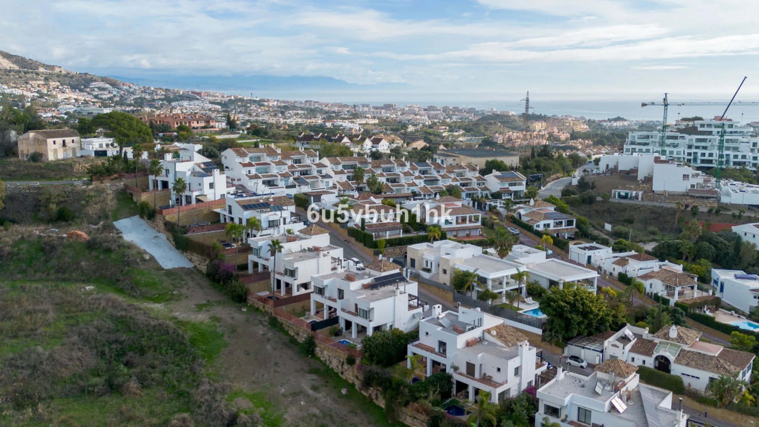 House - Semi-Detached House в продаже в Benalmadena, Málaga. В доме 3 спален и 2 ванных комнат. Площадь дома 285 м². Площадь участка 467 м²