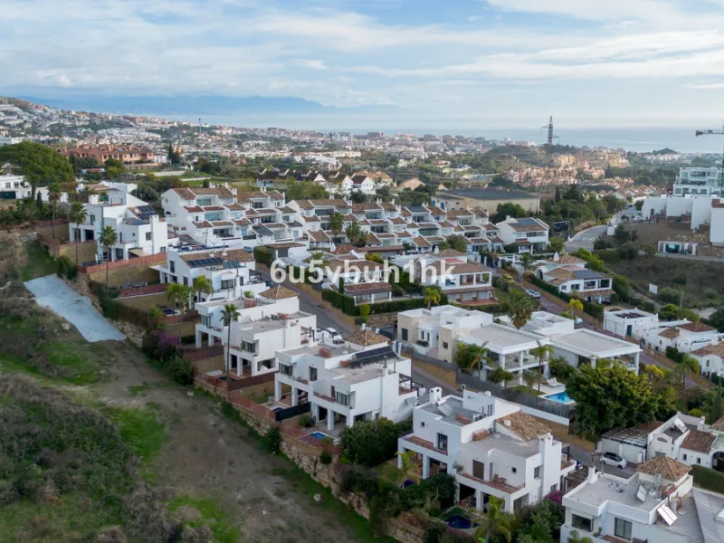 House - Semi-Detached House в продаже в Benalmadena, Málaga. В доме 3 спален и 2 ванных комнат. Площадь дома 285 м². Площадь участка 467 м²