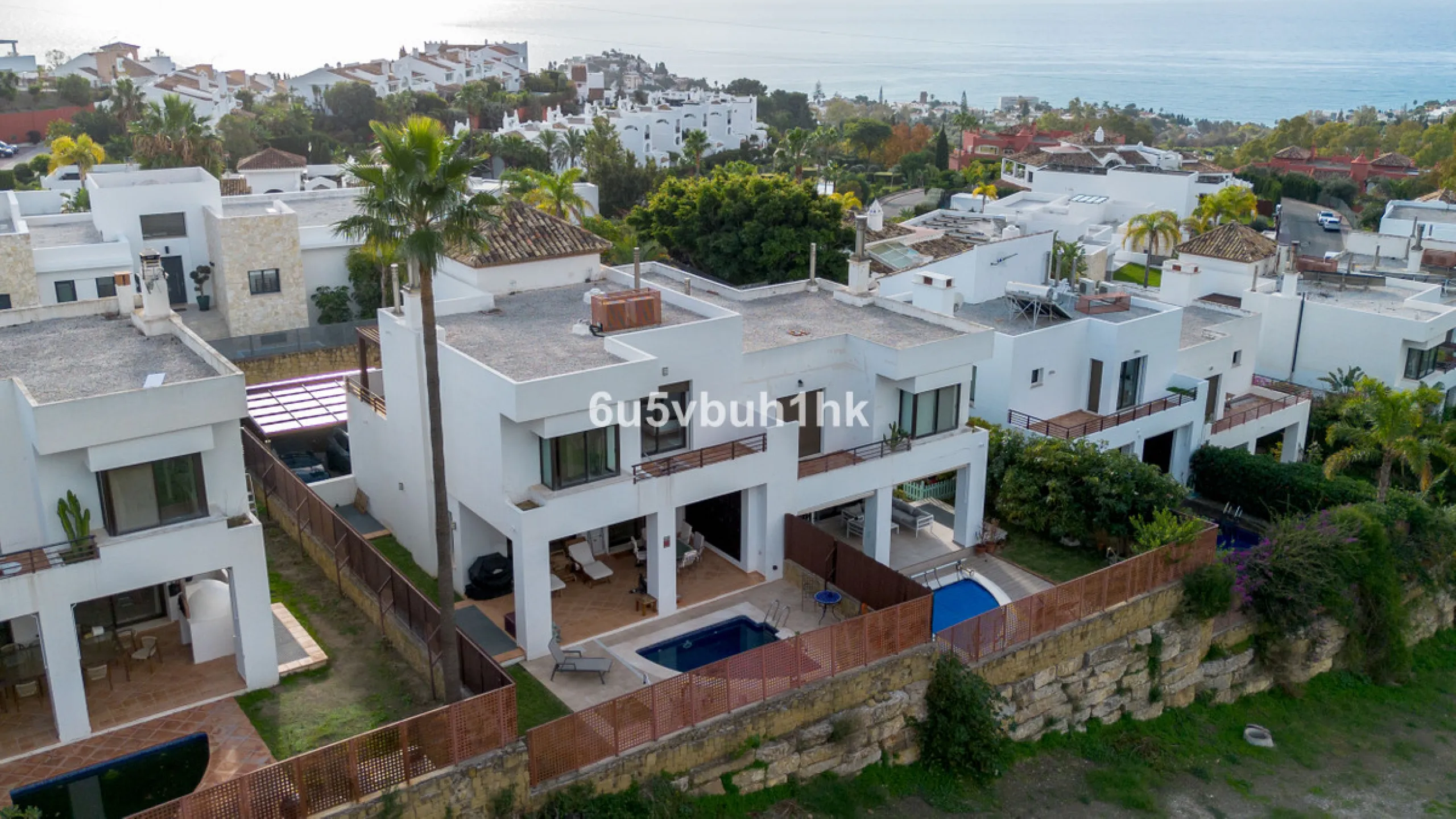 House - Semi-Detached House в продаже в Benalmadena, Málaga. В доме 3 спален и 2 ванных комнат. Площадь дома 285 м². Площадь участка 467 м²