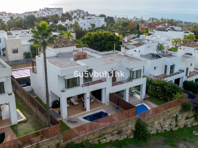 House - Semi-Detached House в продаже в Benalmadena, Málaga. В доме 3 спален и 2 ванных комнат. Площадь дома 285 м². Площадь участка 467 м²