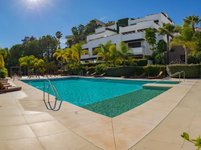 This exquisite duplex penthouse is situated in Lomas del Rey, within the prestigious Marbella Golden Mile, offering an outstanding combination of comfort and sophistication. The property enjoys a prime location close to amenities, transport links, renowne