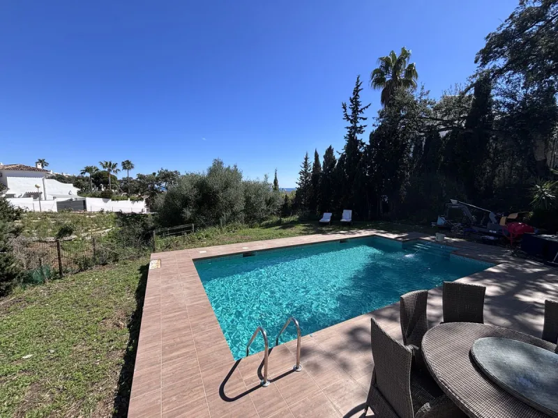 House - Detached Villa в продаже в Mijas, Málaga. В доме 5 спален и 4 ванных комнат. Площадь дома 364 м². Площадь участка 1299 м²