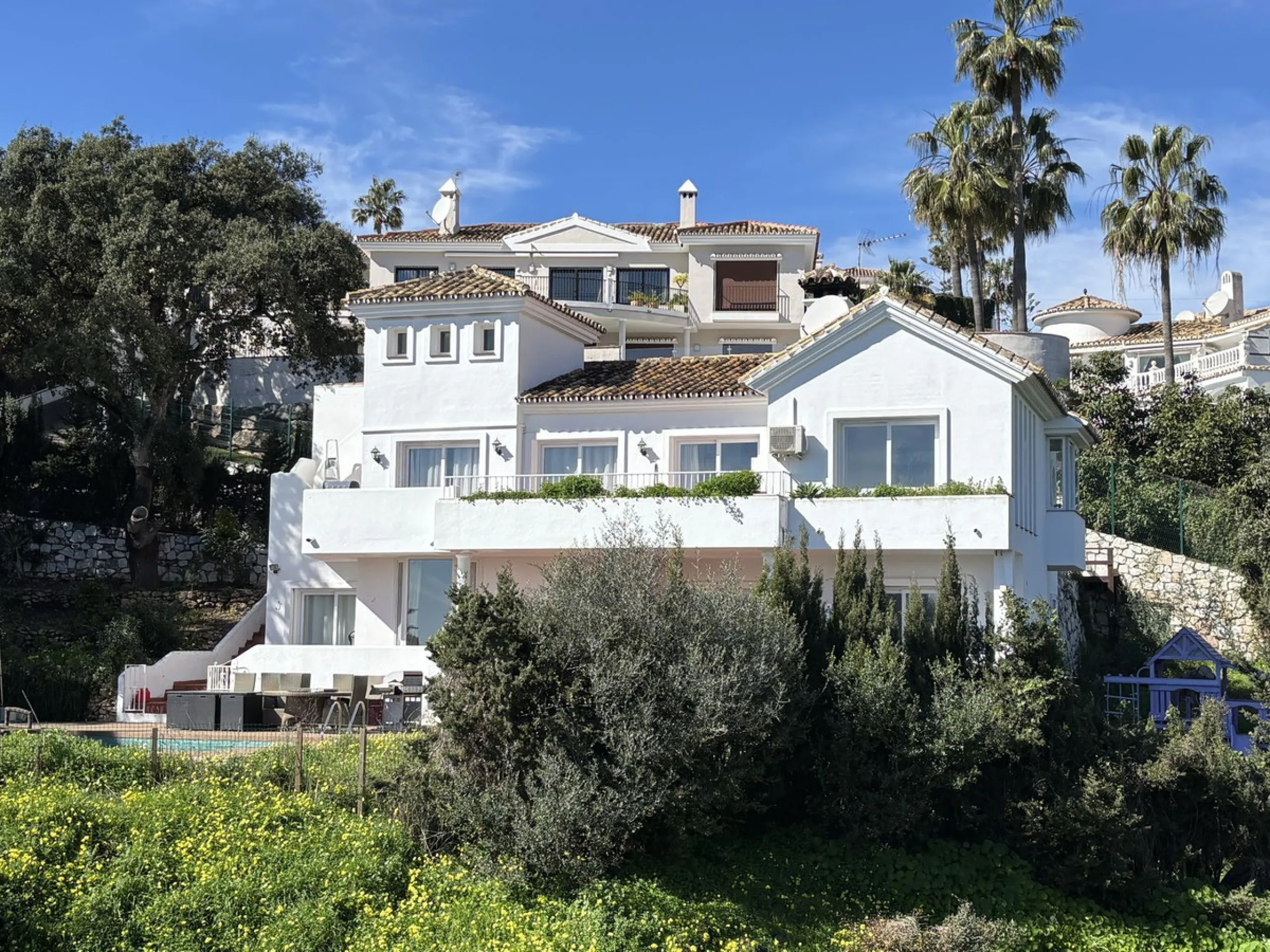 House - Detached Villa в продаже в Mijas, Málaga. В доме 5 спален и 4 ванных комнат. Площадь дома 364 м². Площадь участка 1299 м²