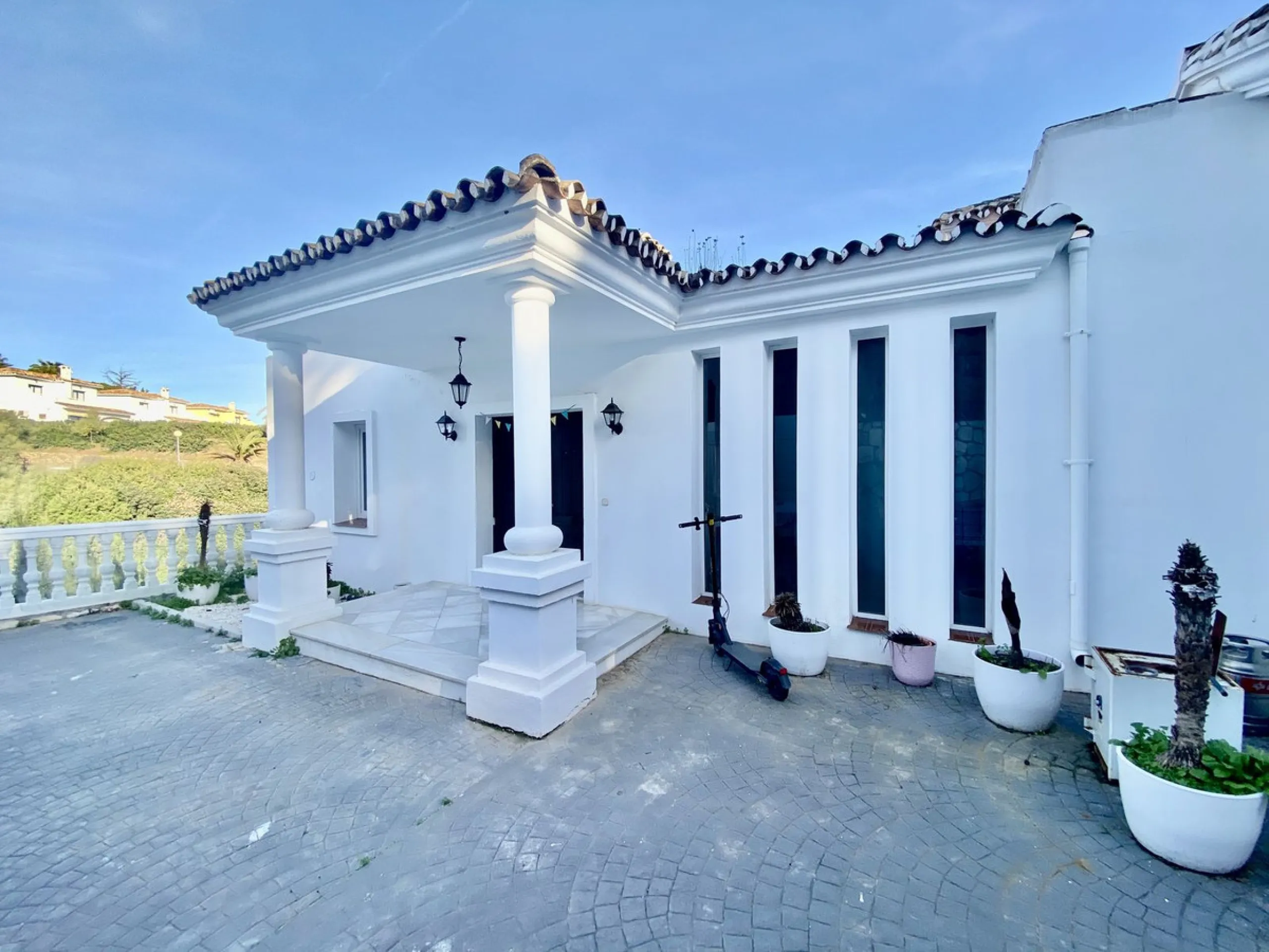 House - Detached Villa в продаже в Mijas, Málaga. В доме 5 спален и 4 ванных комнат. Площадь дома 364 м². Площадь участка 1299 м²