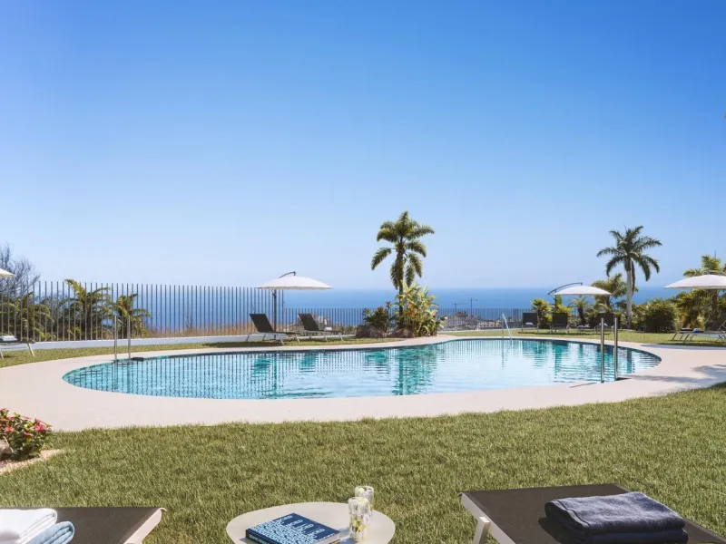 Exclusive private urbanisation, with a privileged location in Benalmádena. Due to its elevated location on the slope of the land, each and every one of the 2 and 3 bedroom properties, and 2 townhouses, enjoy incredible views of the sea and the coast. Unde