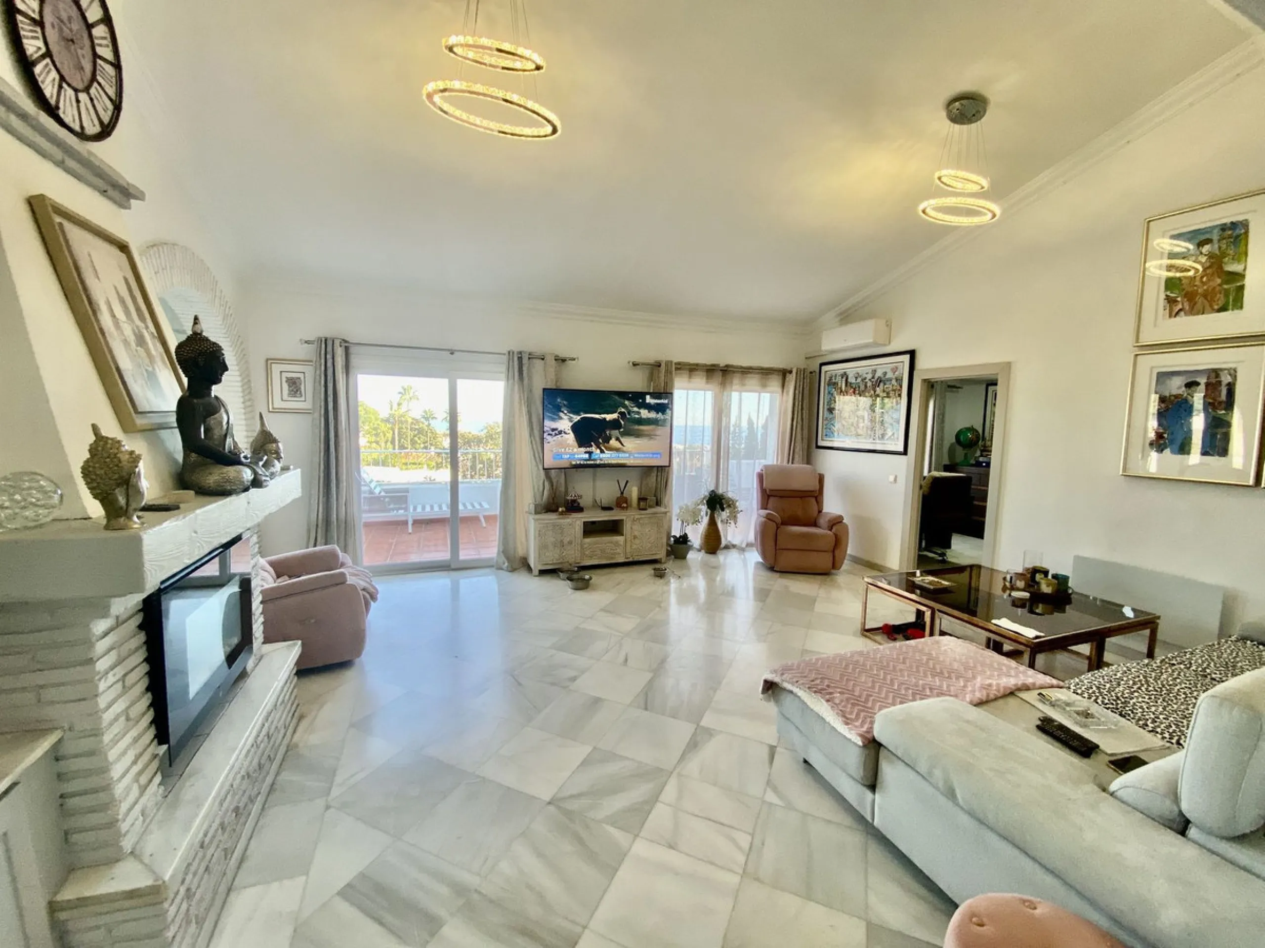 House - Detached Villa в продаже в Mijas, Málaga. В доме 5 спален и 4 ванных комнат. Площадь дома 364 м². Площадь участка 1299 м²