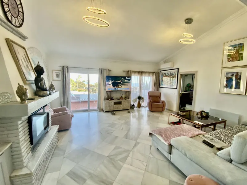 House - Detached Villa в продаже в Mijas, Málaga. В доме 5 спален и 4 ванных комнат. Площадь дома 364 м². Площадь участка 1299 м²