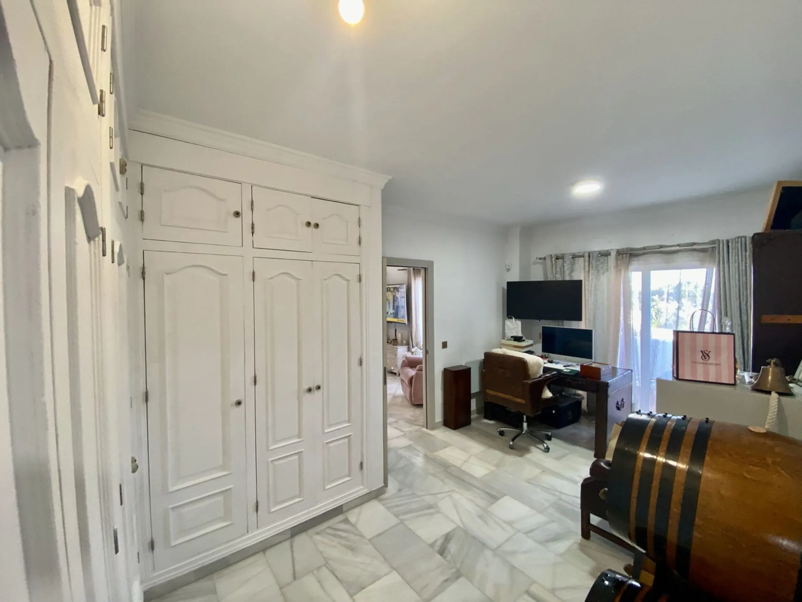 House - Detached Villa в продаже в Mijas, Málaga. В доме 5 спален и 4 ванных комнат. Площадь дома 364 м². Площадь участка 1299 м²