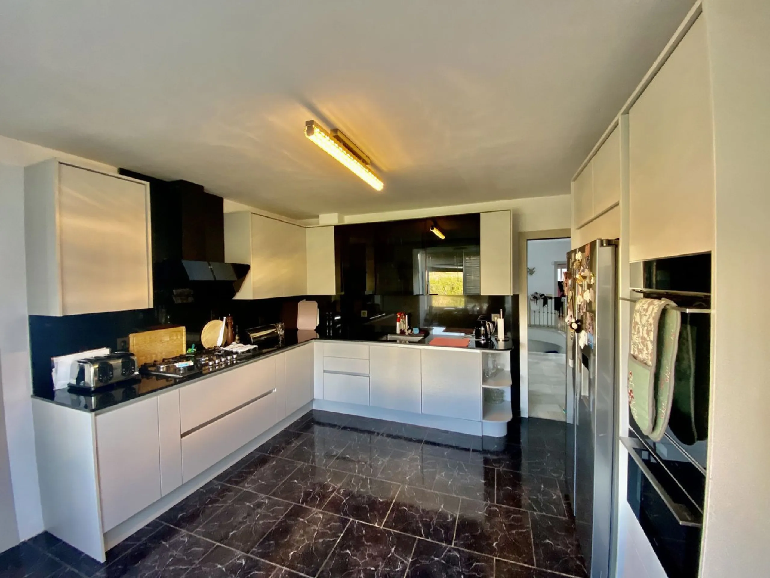 House - Detached Villa в продаже в Mijas, Málaga. В доме 5 спален и 4 ванных комнат. Площадь дома 364 м². Площадь участка 1299 м²