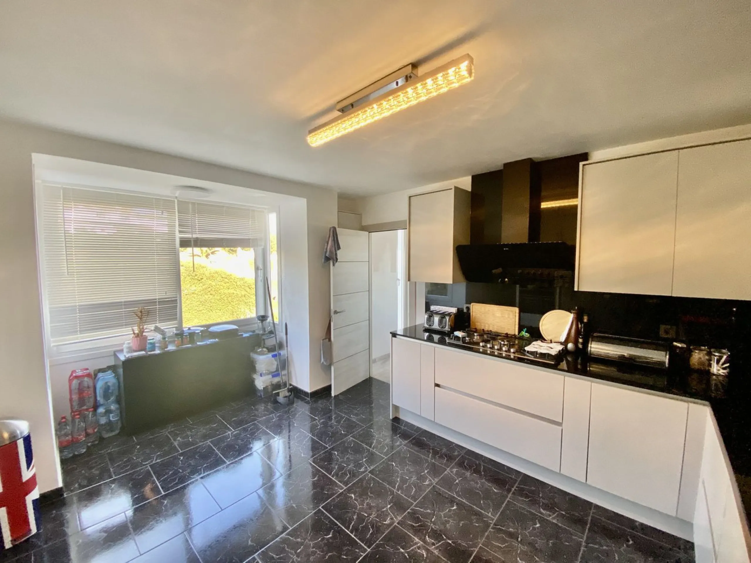 House - Detached Villa в продаже в Mijas, Málaga. В доме 5 спален и 4 ванных комнат. Площадь дома 364 м². Площадь участка 1299 м²