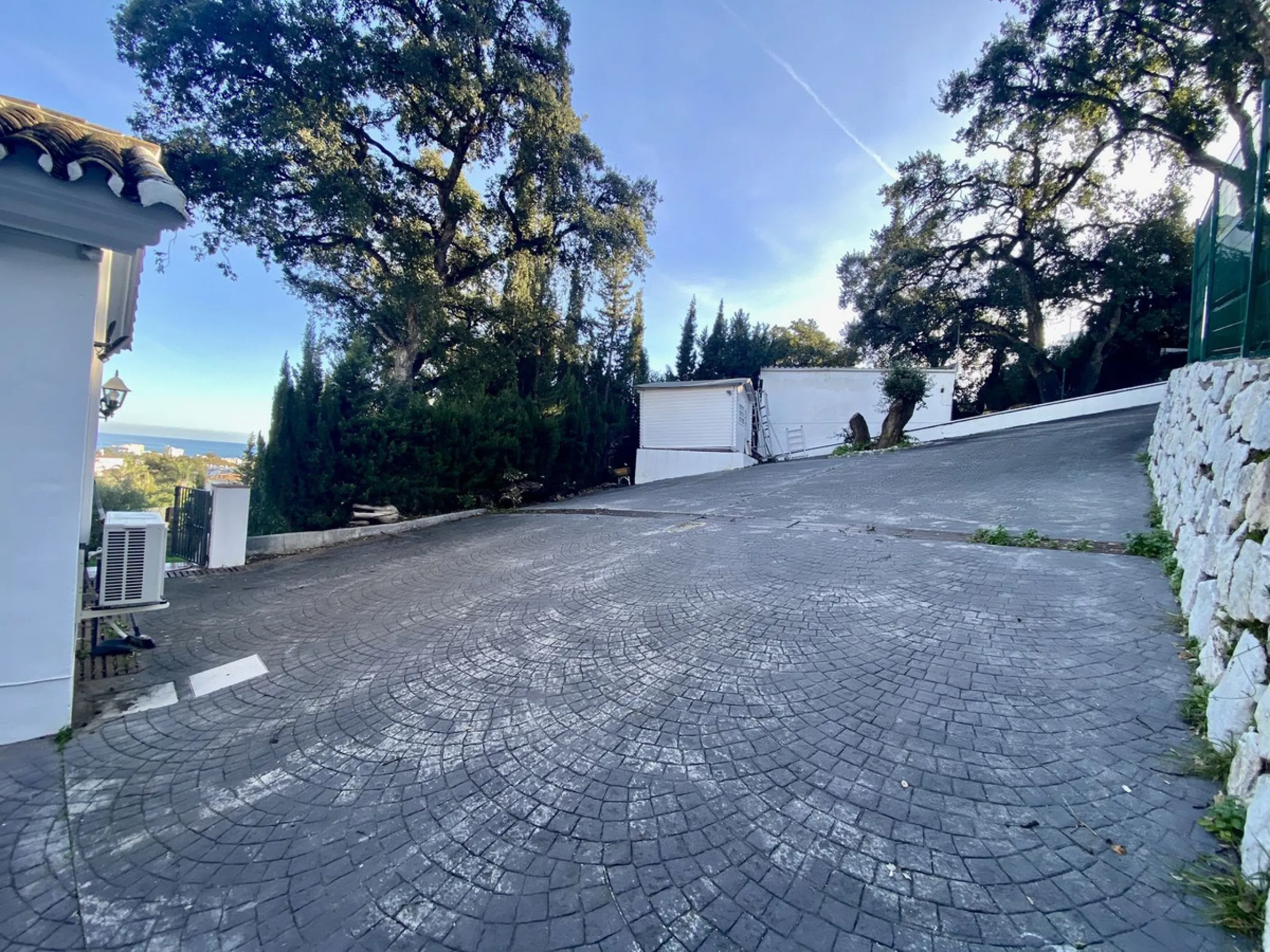 House - Detached Villa в продаже в Mijas, Málaga. В доме 5 спален и 4 ванных комнат. Площадь дома 364 м². Площадь участка 1299 м²