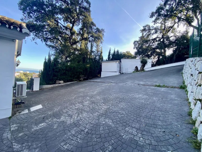 House - Detached Villa в продаже в Mijas, Málaga. В доме 5 спален и 4 ванных комнат. Площадь дома 364 м². Площадь участка 1299 м²