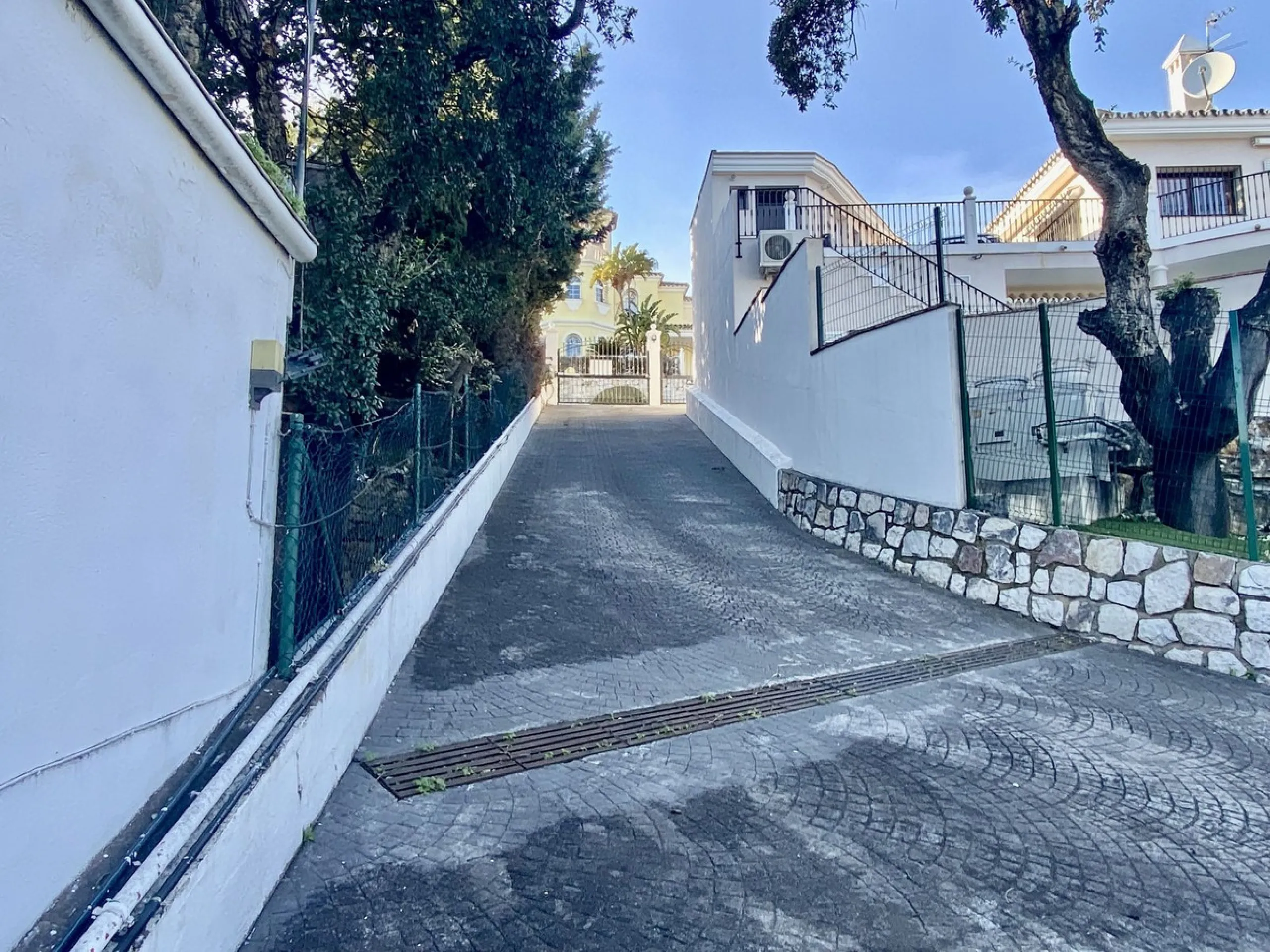 House - Detached Villa в продаже в Mijas, Málaga. В доме 5 спален и 4 ванных комнат. Площадь дома 364 м². Площадь участка 1299 м²